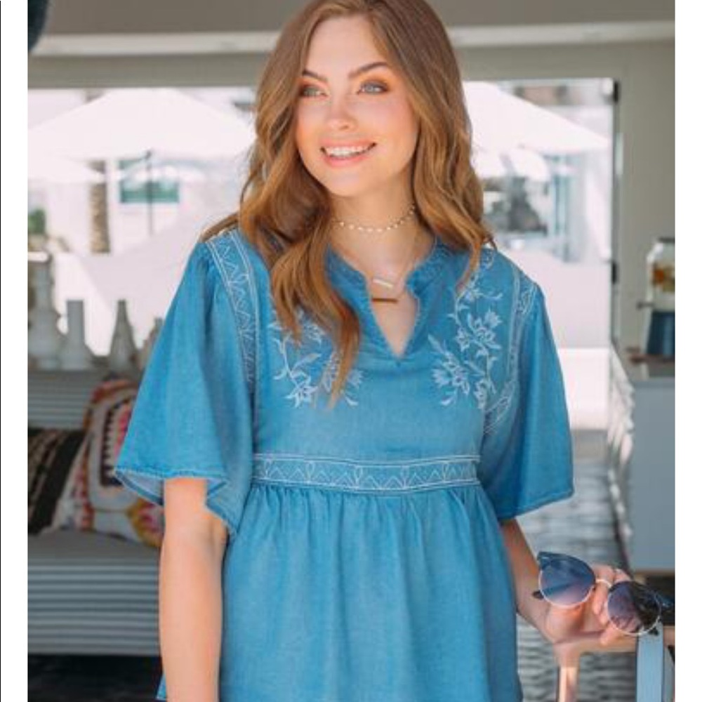 Francesca’s Chambray Flutter Sleeve Lattice Embroidered Blouse, Size M
